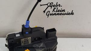 Gebrauchte Türschlossmechanik 4-türig links vorne Opel Mokka Preis € 35,00 Margenregelung angeboten von Gebr.Klein Gunnewiek Ho.BV