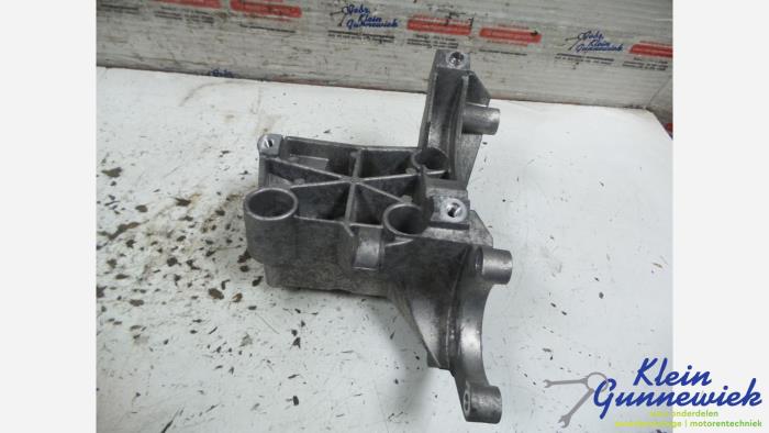Power steering pump mounting bracket