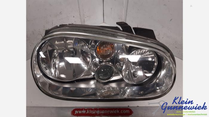 Używane Reflektor prawy Volkswagen Golf Cena € 20,00 Procedura marży oferowane przez Klein Gunnewiek Autodemontage & Motorentechniek