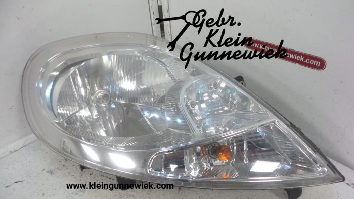 Headlight, right from a Opel Vivaro 2009