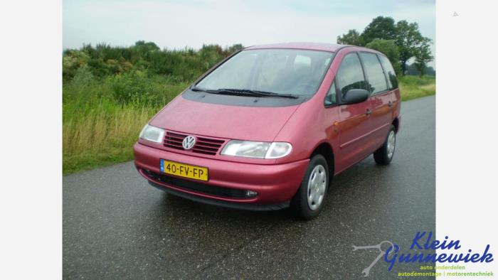 Używane Reflektor lewy Volkswagen Sharan Cena € 32,00 Procedura marży oferowane przez Klein Gunnewiek Autodemontage & Motorentechniek