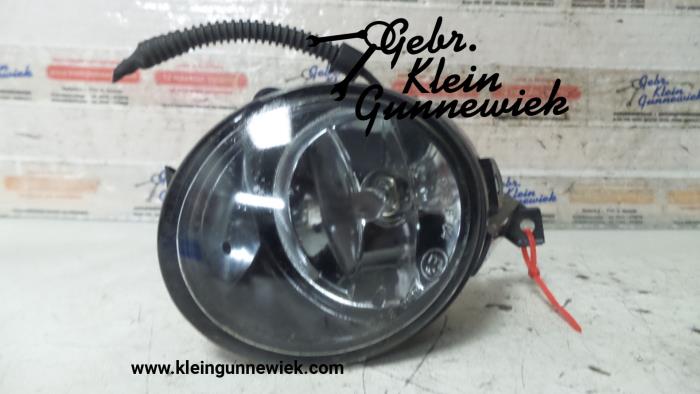 Fog light, front right from a Volkswagen Caddy 2009
