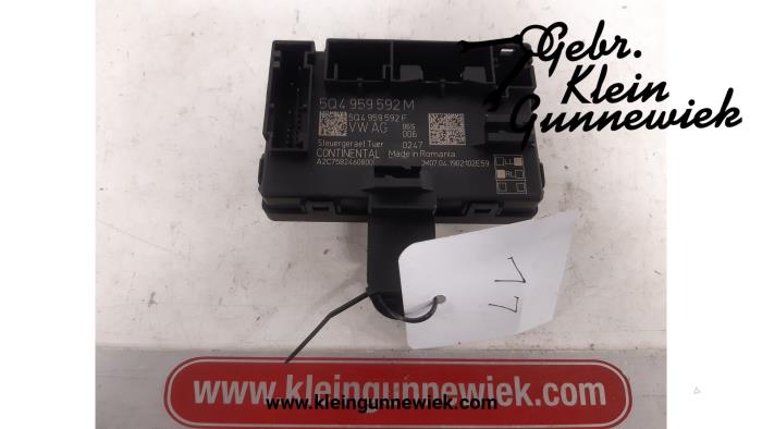 Central door locking module from a Seat Leon 2019
