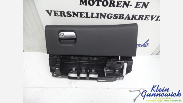 Begagnade Handskfack Porsche Panamera Pris € 55,00 Marginaltabell erbjuds av Klein Gunnewiek Autodemontage & Motorentechniek