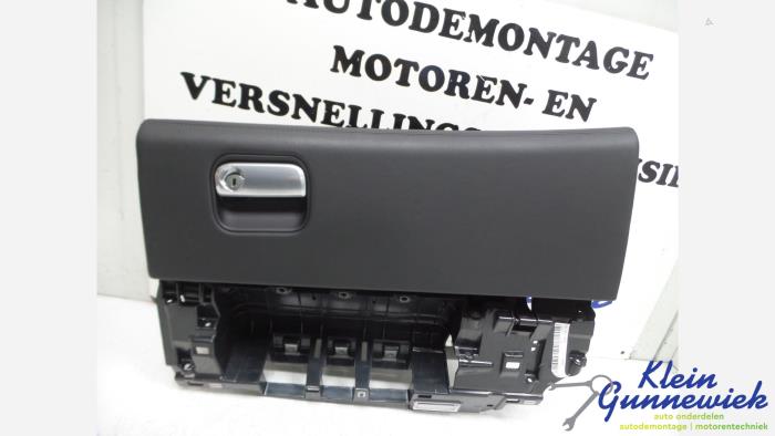 Begagnade Handskfack Porsche Panamera Pris € 100,00 Marginaltabell erbjuds av Klein Gunnewiek Autodemontage & Motorentechniek