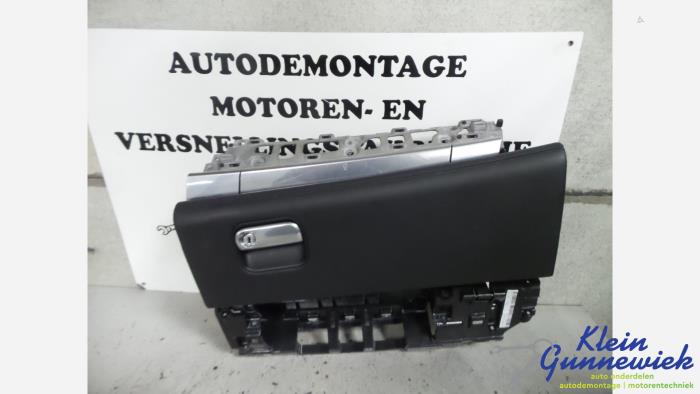 Begagnade Handskfack Porsche Panamera Pris € 95,00 Marginaltabell erbjuds av Klein Gunnewiek Autodemontage & Motorentechniek