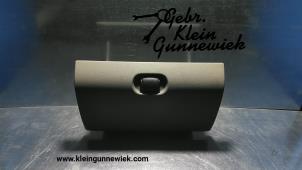 Gebrauchte Handschuhfach Renault Master Preis € 35,00 Margenregelung angeboten von Gebr.Klein Gunnewiek Ho.BV