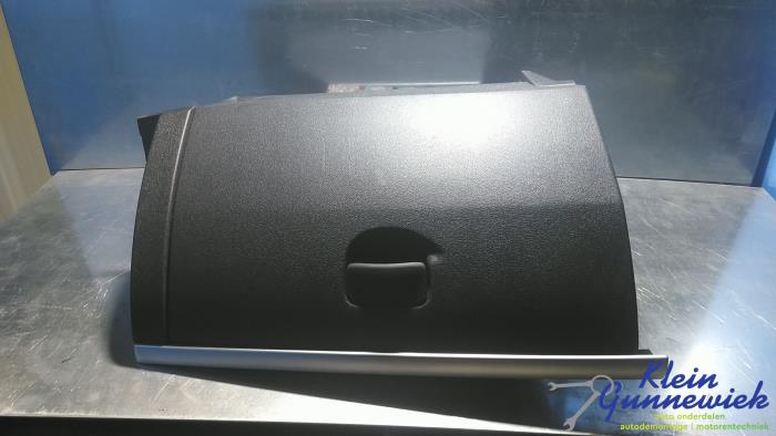 Begagnade Handskfack Renault Clio Pris € 32,00 Marginaltabell erbjuds av Klein Gunnewiek Autodemontage & Motorentechniek
