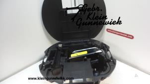 Usagé Kit d'outils Renault Clio Prix € 35,00 Règlement à la marge proposé par Gebr.Klein Gunnewiek Ho.BV