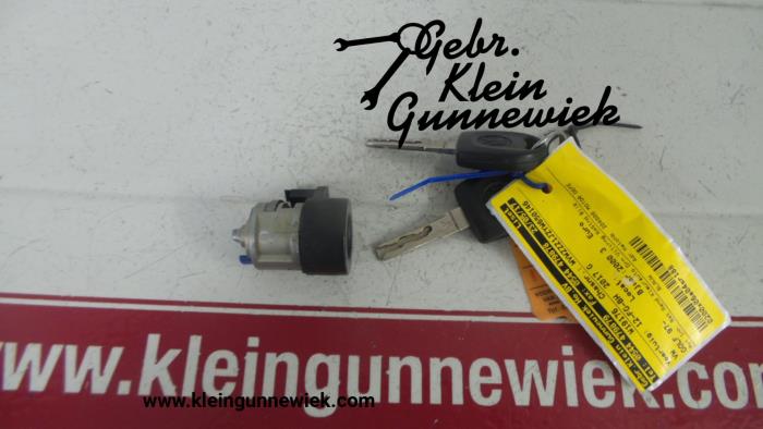 Ignition lock + key from a Volkswagen Golf 2000