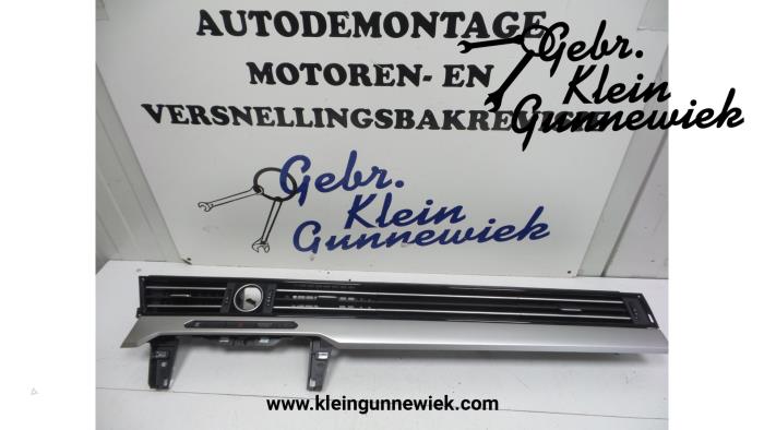 Kratka wentylacyjna deski rozdzielczej z Volkswagen Passat 2015
