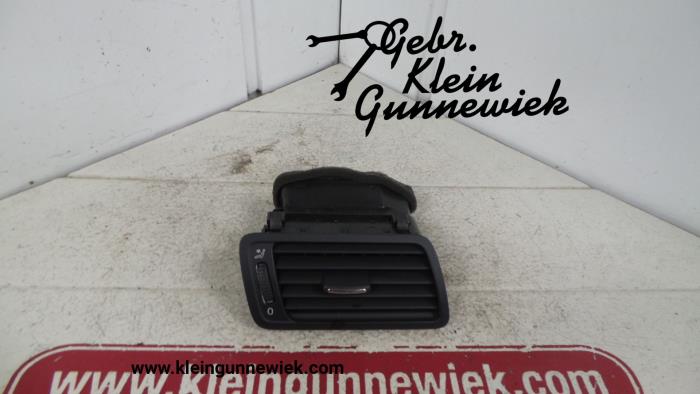 Kratka wentylacyjna deski rozdzielczej z Volkswagen Passat 2007