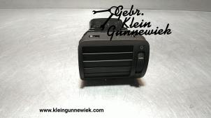 Usagé Grille aération tableau de bord Volkswagen Passat Prix € 20,00 Règlement à la marge proposé par Gebr.Klein Gunnewiek Ho.BV