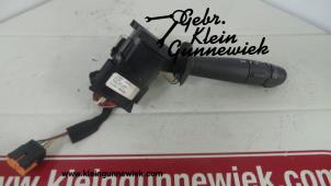 Usagé Commutateur feu clignotant Opel Vivaro Prix € 35,00 Règlement à la marge proposé par Gebr.Klein Gunnewiek Ho.BV