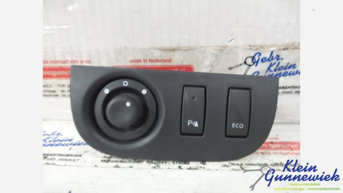 Usados Interruptor de retrovisor Dacia Logan Precio € 22,00 Norma de margen ofrecido por Klein Gunnewiek Autodemontage & Motorentechniek