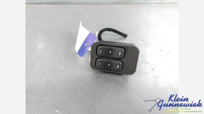 Usados Interruptor combinado de ventanillas Opel Corsa Precio € 25,00 Norma de margen ofrecido por Klein Gunnewiek Autodemontage & Motorentechniek