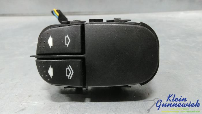 Usados Interruptor combinado de ventanillas Ford Focus Precio € 25,00 Norma de margen ofrecido por Klein Gunnewiek Autodemontage & Motorentechniek