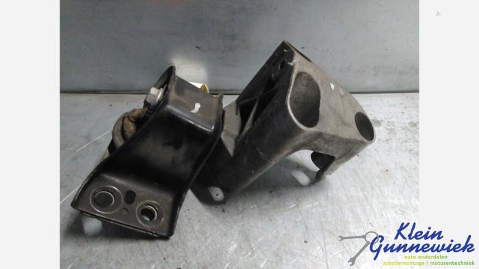 Used Engine mount Renault Clio Price € 22,00 Margin scheme offered by Klein Gunnewiek Autodemontage & Motorentechniek