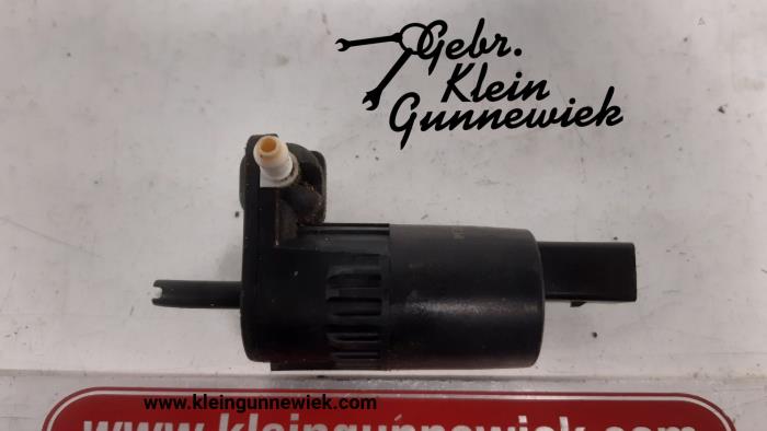 Windscreen washer pump from a Opel Astra 2017