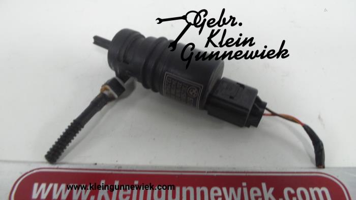 Windscreen washer pump from a BMW 4-Serie 2015