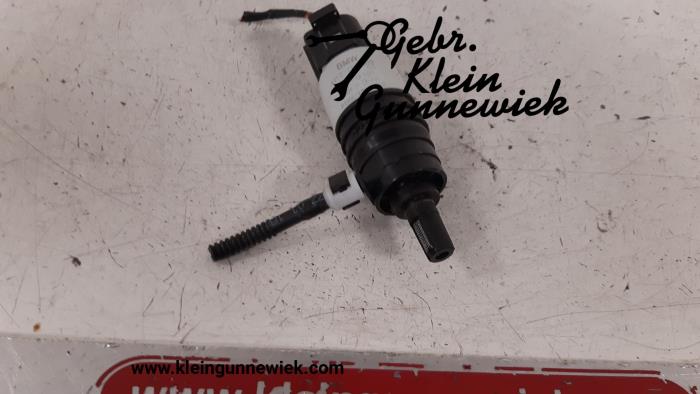 Windscreen washer pump from a BMW 4-Serie 2020