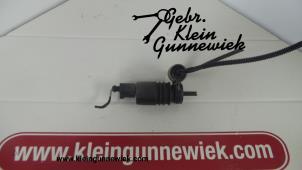 Gebrauchte Scheibensprüherpumpe vorne Porsche Cayenne Preis € 30,00 Margenregelung angeboten von Gebr.Klein Gunnewiek Ho.BV