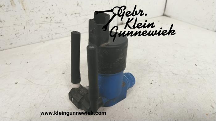 Windscreen washer pump from a Renault Clio 2010