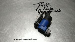 Used Windscreen washer pump Renault Clio Price € 15,00 Margin scheme offered by Gebr.Klein Gunnewiek Ho.BV