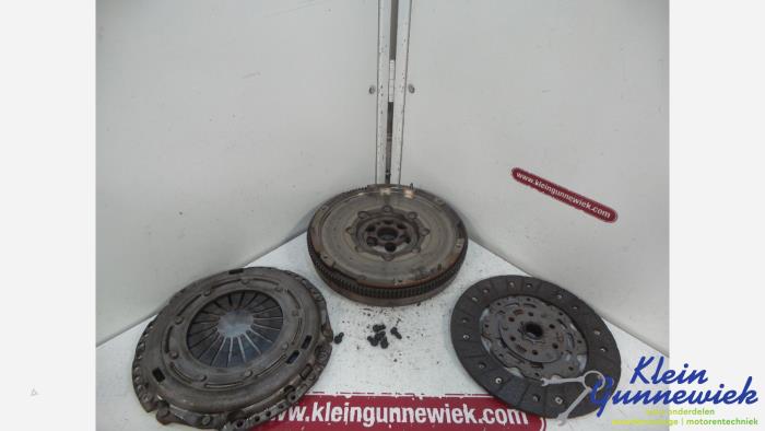 Dual mass flywheel