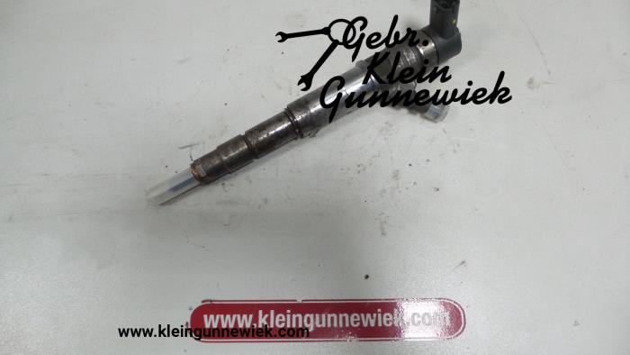 Injector (diesel) from a Opel Movano 2010