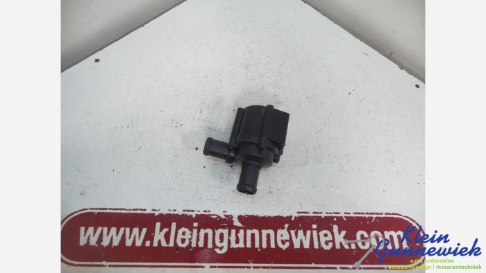 Używane Pompa wodna Volkswagen Scirocco Cena € 17,00 Procedura marży oferowane przez Klein Gunnewiek Autodemontage & Motorentechniek