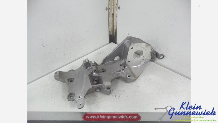 Neuf Support dynamo bas Volkswagen Passat Prix € 54,45 Prix TTC proposé par Klein Gunnewiek Autodemontage & Motorentechniek