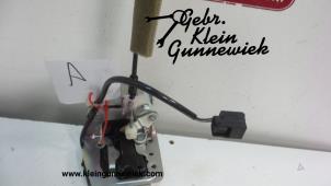 Gebrauchte Schließmechanik Heckklappe Renault Master Preis € 40,00 Margenregelung angeboten von Gebr.Klein Gunnewiek Ho.BV
