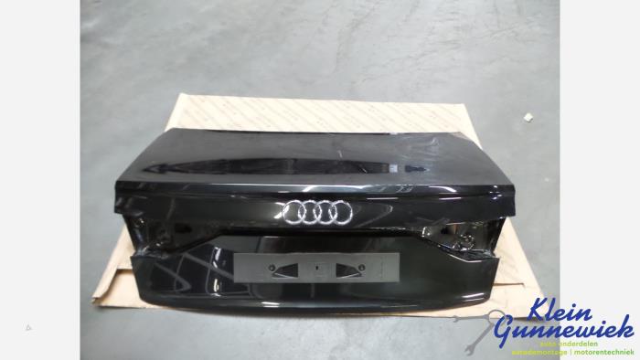 Używane Tylna klapa Audi S8 Cena € 210,00 Procedura marży oferowane przez Klein Gunnewiek Autodemontage & Motorentechniek