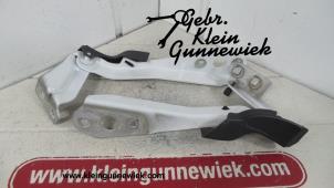 Gebrauchte Motorhaube Scharnier Renault Master Preis € 30,00 Margenregelung angeboten von Gebr.Klein Gunnewiek Ho.BV