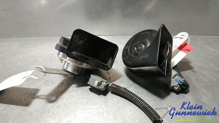 Używane Klakson Opel Antara Cena € 18,00 Procedura marży oferowane przez Klein Gunnewiek Autodemontage & Motorentechniek