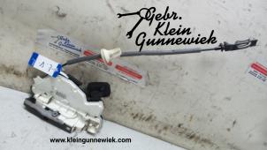 Gebrauchte Türschlossmechanik 4-türig links vorne Volkswagen Golf Sportsvan Preis € 40,00 Margenregelung angeboten von Gebr.Klein Gunnewiek Ho.BV
