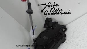 Gebrauchte Türschlossmechanik 4-türig links vorne Skoda Karoq Preis € 35,00 Margenregelung angeboten von Gebr.Klein Gunnewiek Ho.BV