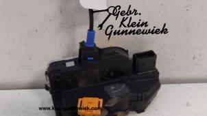 Gebrauchte Türschlossmechanik 4-türig links vorne Opel Mokka Preis € 35,00 Margenregelung angeboten von Gebr.Klein Gunnewiek Ho.BV