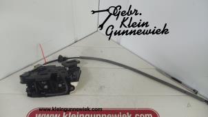 Gebrauchte Türschlossmechanik 2-türig rechts Volkswagen Beetle Preis auf Anfrage angeboten von Gebr.Klein Gunnewiek Ho.BV