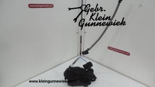 Gebrauchte Türschlossmechanik 4-türig links vorne Volkswagen T-Roc Preis € 35,00 Margenregelung angeboten von Gebr.Klein Gunnewiek Ho.BV