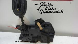 Gebrauchte Türschlossmechanik 4-türig rechts vorne Renault Clio Preis € 35,00 Margenregelung angeboten von Gebr.Klein Gunnewiek Ho.BV