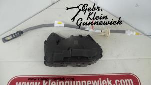 Usagé Serrure portière mécanique 4portes avant droite Volkswagen Tiguan Prix € 30,00 Règlement à la marge proposé par Gebr.Klein Gunnewiek Ho.BV