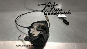 Gebrauchte Türschlossmechanik 4-türig rechts vorne Renault Clio Preis € 30,00 Margenregelung angeboten von Gebr.Klein Gunnewiek Ho.BV