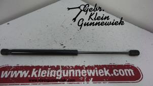 Gebrauchte Gasdämpfer Motorhaube rechts Volkswagen Transporter Preis € 25,00 Margenregelung angeboten von Gebr.Klein Gunnewiek Ho.BV