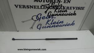 Usagé Amortisseur capot moteur gauche Volkswagen Golf Prix € 20,00 Règlement à la marge proposé par Gebr.Klein Gunnewiek Ho.BV