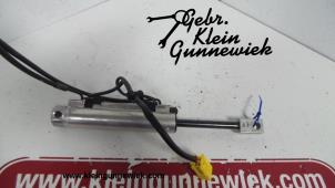 Gebrauchte Gasdämpfer Cabriodach Opel Tigra Preis € 150,00 Margenregelung angeboten von Gebr.Klein Gunnewiek Ho.BV