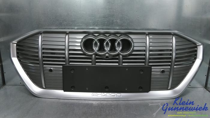 Używane Grill Audi E-Tron Cena € 470,00 Procedura marży oferowane przez Klein Gunnewiek Autodemontage & Motorentechniek