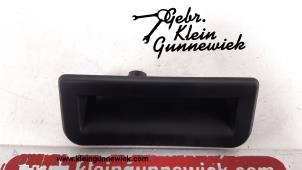 Używane Uchwyt tylnej klapy Audi E-Tron Cena € 20,00 Procedura marży oferowane przez Gebr.Klein Gunnewiek Ho.BV