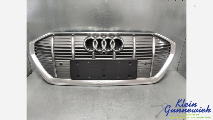Używane Grill Audi E-Tron Cena € 470,00 Procedura marży oferowane przez Klein Gunnewiek Autodemontage & Motorentechniek